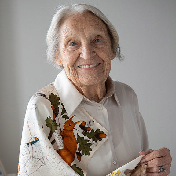 Ręcznie rysowana jedwabna apaszka „Teresa 1946”
