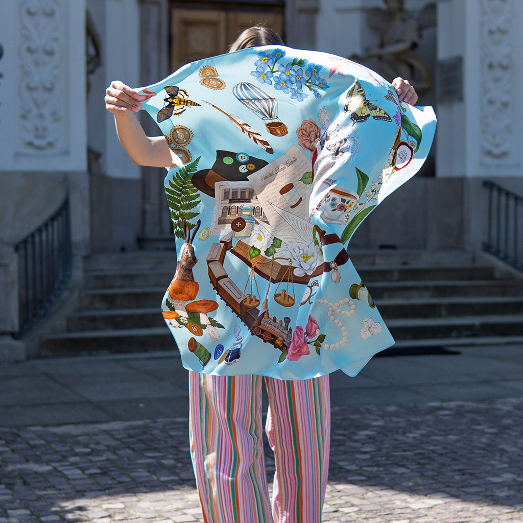 PRZEDSPRZEDAŻ: Ręcznie rysowana jedwabna apaszka „Między wierszami”