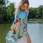PRZEDSPRZEDAŻ: Ręcznie rysowana jedwabna apaszka „Między wierszami”