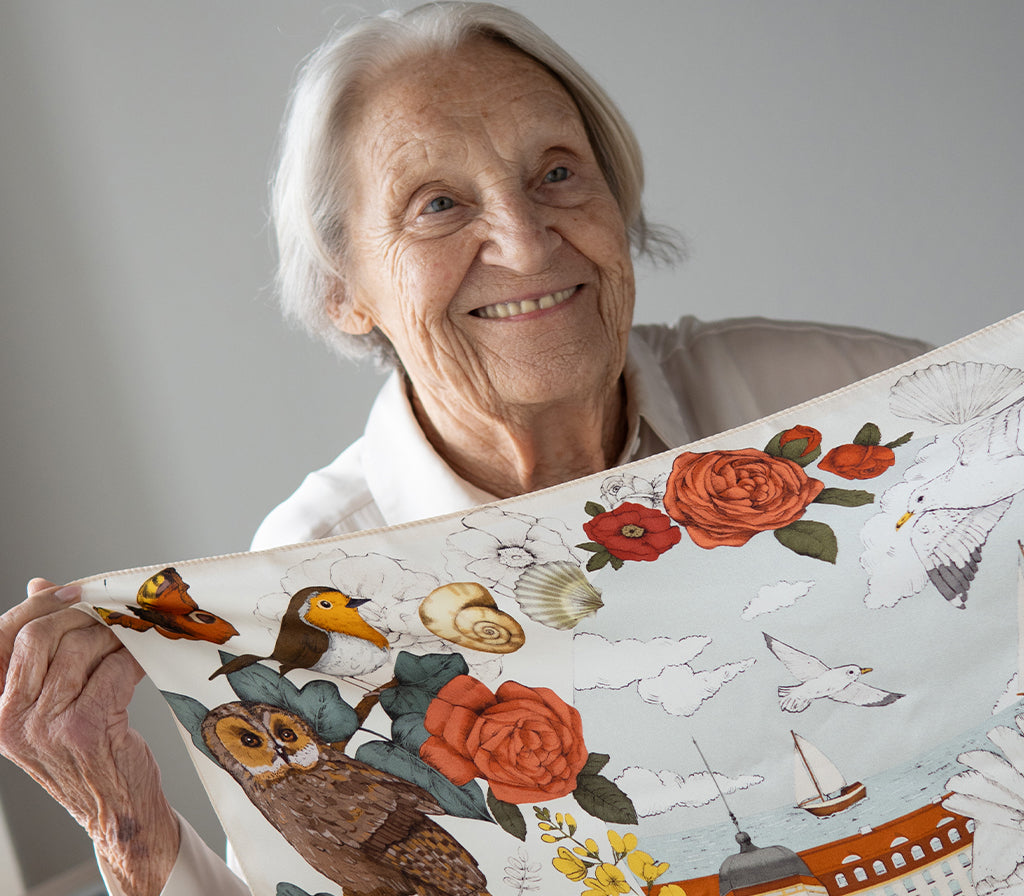 Ręcznie rysowana jedwabna apaszka „Teresa 1946”