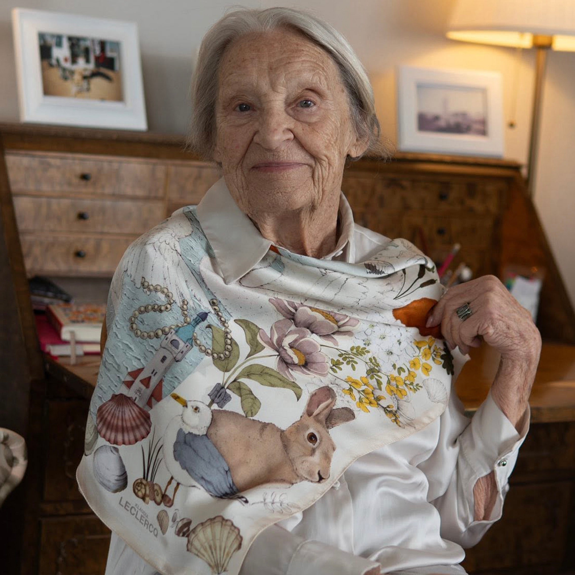 Ręcznie rysowana jedwabna apaszka „Teresa 1946”